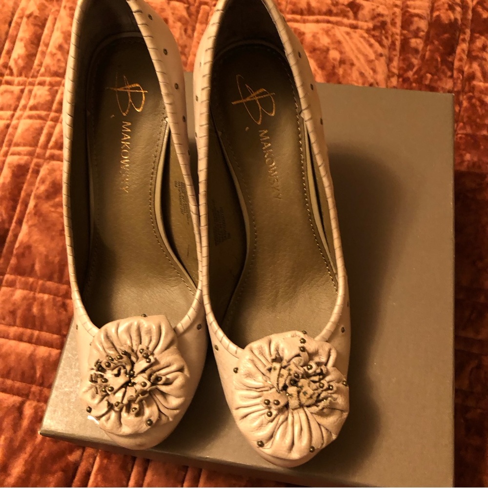 New size 6 B Makowsky taupe leather pumps with decorative embellishment